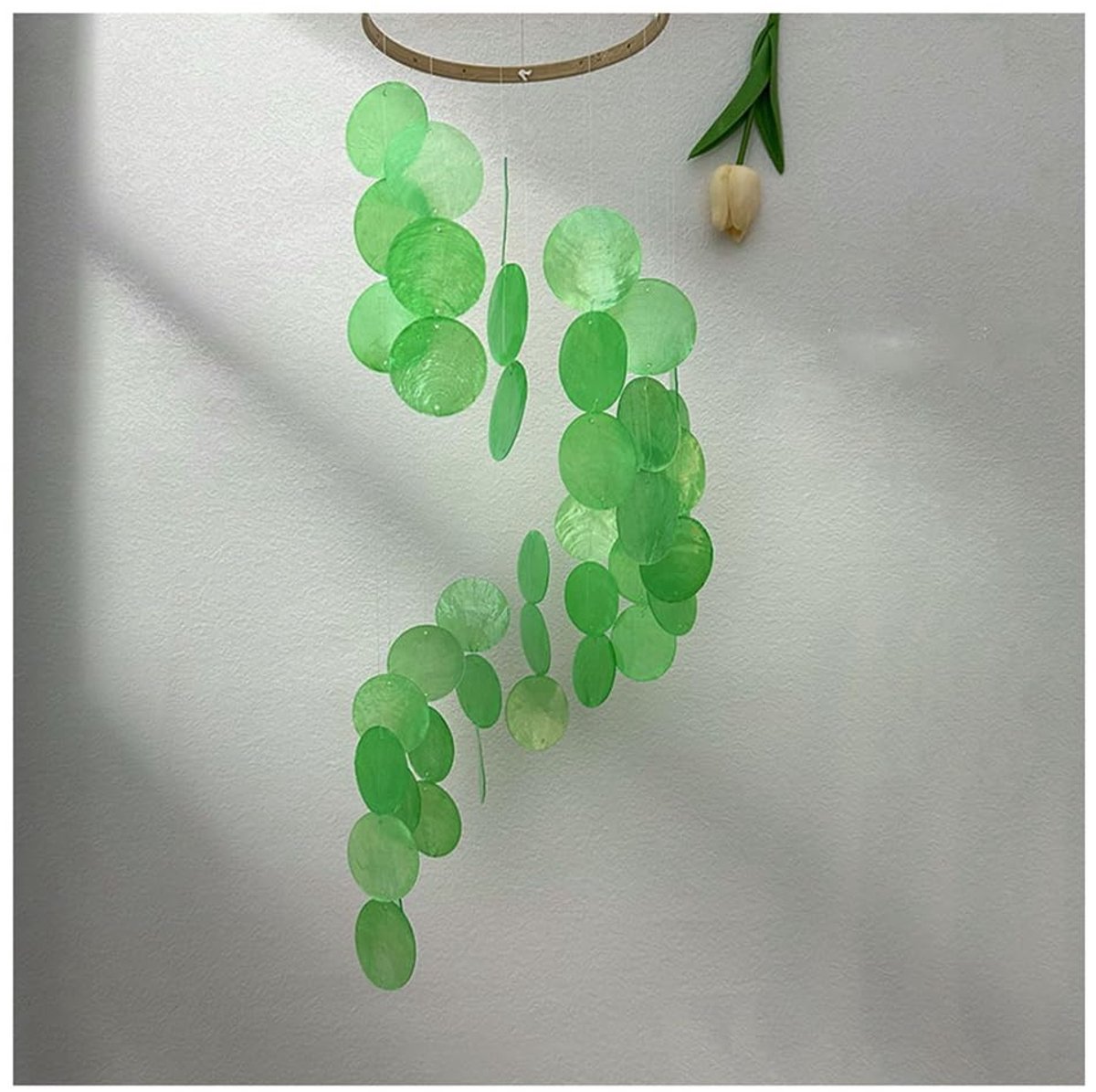 SnelShoppen - Handgemaakt Schelp Windgong - Natuurlijke Schelp Windspel - Groot Parelschelp Dromenvanger - Bont Windspel voor Ramen en Kamer - 77 x 17