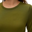 Close-up van een groen shirt met ronde hals, gedragen door een model.