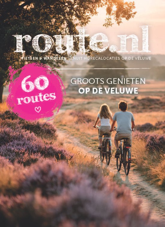 Twee mensen fietsen op een zandpad omringd door paarse heide. Titel: route.nl - Fietsen & wandelen vanuit horecalocaties op de Veluwe. 60 routes.