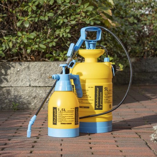 Twee gele drukspuiten met blauwe details. De ene is 1,5L 'Drukspuit', de andere 5L 'Pulvérisateur à pression'.