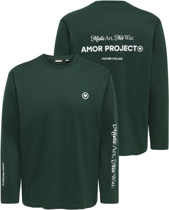 Model toont de voor- en achterkant van een donkergroen longsleeve t-shirt met witte tekst: 'Make Art, Not War', 'AMOR PROJECTO', 'FUTURE COLLAB.', en op de mouw 'AMOR PROJECT®'.