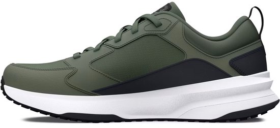 Zij-aanzicht van een groene Under Armour sportschoen met zwart en witte zool.