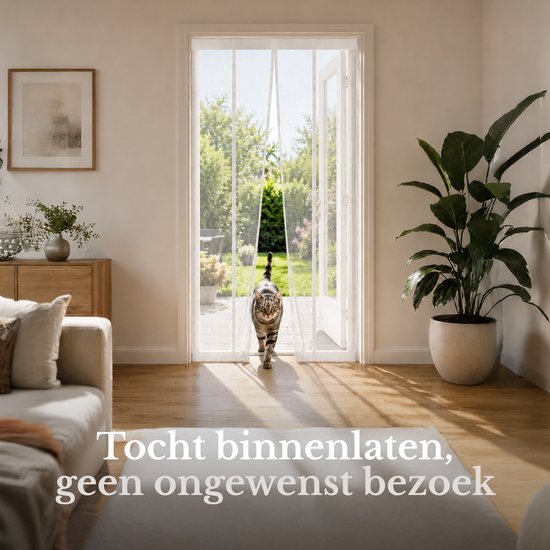 Een kat loopt door een openstaande deur met witte lamellenhor de woonkamer binnen. "Tocht binnenlaten, geen ongewenst bezoek".