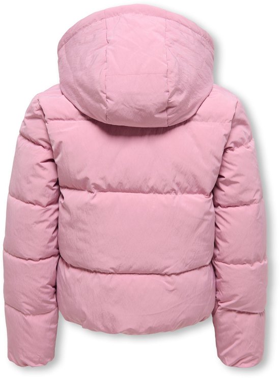 Roze pufferjack met capuchon, van achteren gezien.