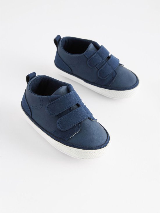 Donkerblauwe babysneakers met suède details en klittenbandsluiting, paar weergave.