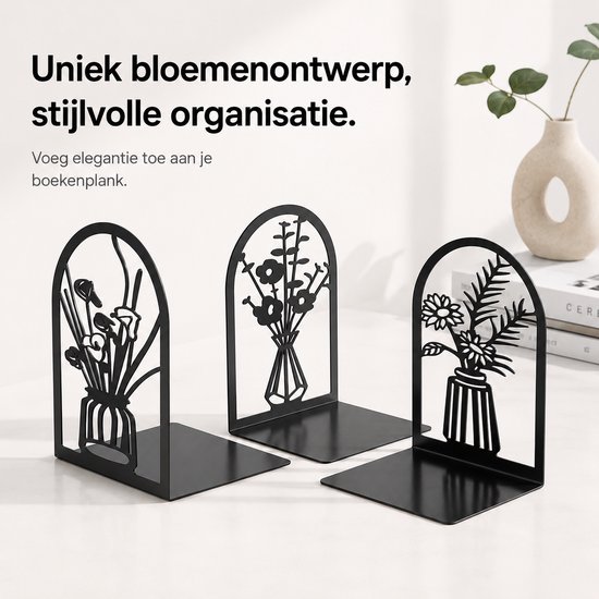 Drie zwarte boekensteunen met een uniek bloemontwerp in een boograam. Van links naar rechts: bloemstelen in vaas, bloemenboeket in vaas, bloemen in gestreepte vaas.