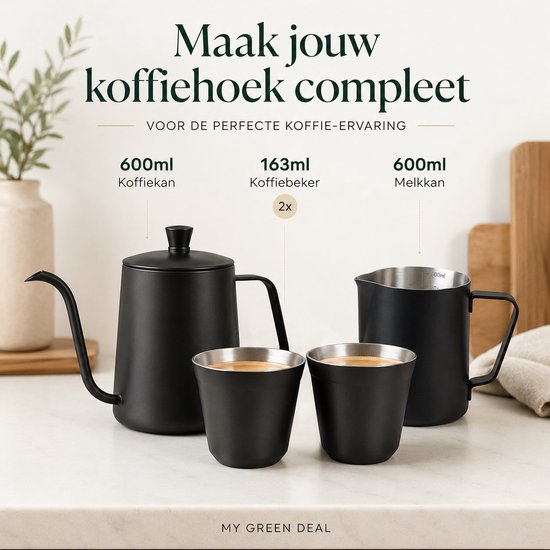 Zwarte koffiekan met tuit, twee zwarte koffiebekers en een zwarte melkopschuimkan.