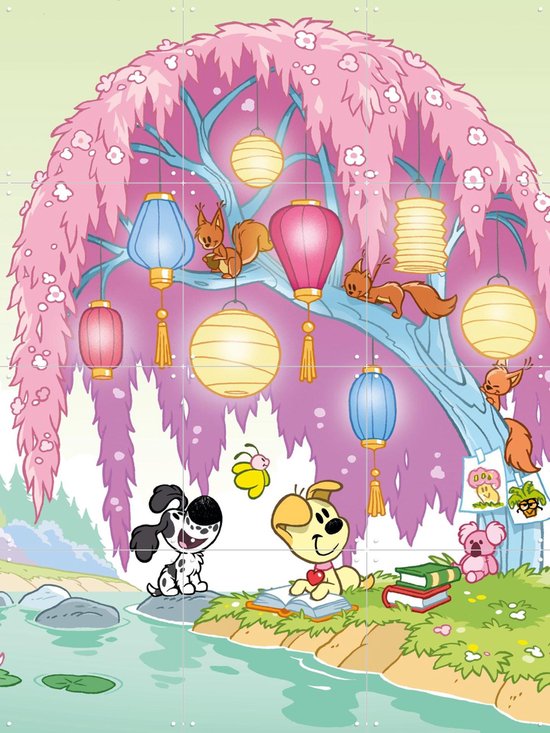 Woezel & Pip dans le Jardin Magique : Pip lit un livre, Woezel regarde, sous un arbre rose avec des lanternes suspendues et des écureuils.