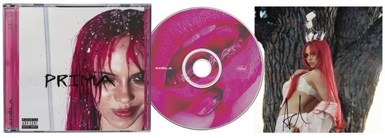 CD-hoes met vrouw met roze haar en glitter, een CD met roze lippen en nagels, en een foto van de vrouw met roze haar bij een boom.
