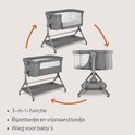Illustratie van de 3-in-1 functie van de grijze co-sleeper: bijzetbed, vrijstaand bedje en wieg.