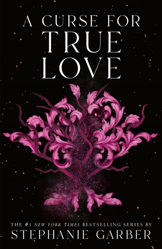Couverture de livre avec le titre 'A Curse for True Love' en lettres blanches sur fond noir étoilé. Une décoration rose et ramifiée avec des paillettes au centre.