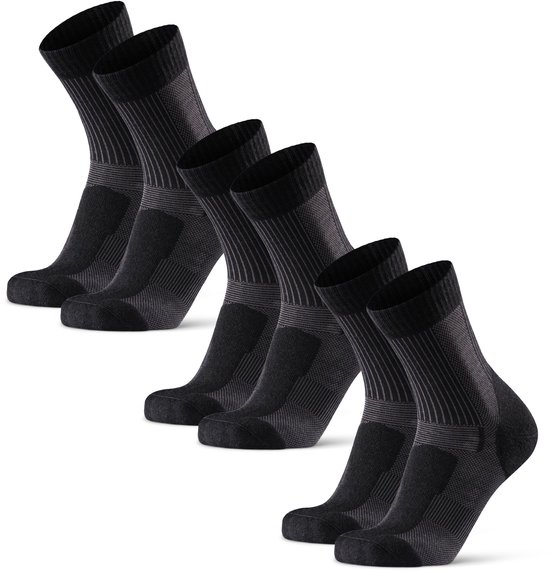 Trois paires de chaussettes de randonnée gris foncé avec de fines rayures verticales et des empiècements en mesh.