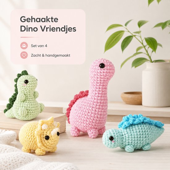 Vier gehaakte dinosauriërs in de kleuren geel, groen, roze en blauw, zacht en handgemaakt.