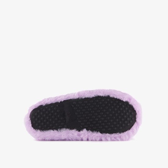 Onderkant van een lila pluizige pantoffel met een zwart antislipzool.