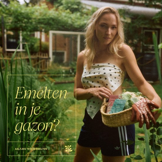 Vrouw met blonde haren draagt een bandeau top met stippen en een mand met groenten en handschoenen. Tekst: 'Smelt in je gazon?'.