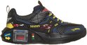 Blauwe sneaker met gele veters, klittenband, verkeerslicht en racewagen-details op de zijkant.