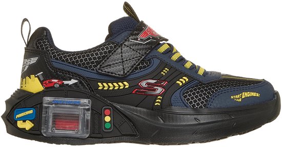 Blauwe sneaker met gele veters, klittenband, verkeerslicht en racewagen-details op de zijkant.