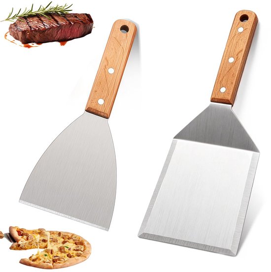 Deux spatules métalliques avec manches en bois, à côté d'un steak et d'une partie de pizza.