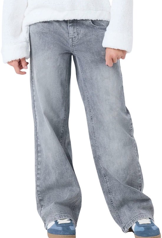 Onderlichaam van een model in wijde grijze jeans met vintage wassing.