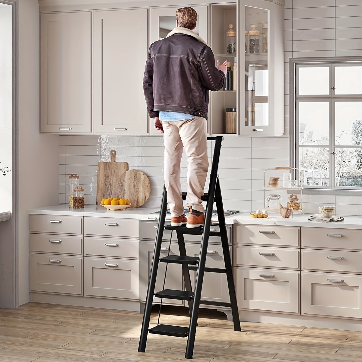 MIVRAY Trapladder – 4 Treden – Opvouwbaar Met Brede Antislip Treden – 137 x 42 cm – Staal – Zwart – Voor Binnen En Buiten
