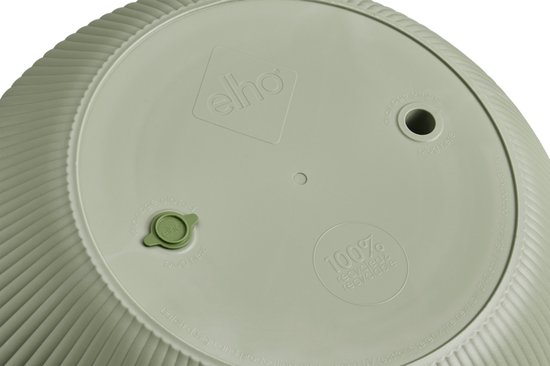 Onderkant van een groene bloempot met drainage opties en '100% recycled & recyclable'.