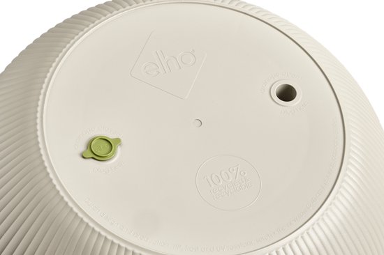 Onderkant van een taupekleurige pot met 'elko' logo en drainage-informatie.