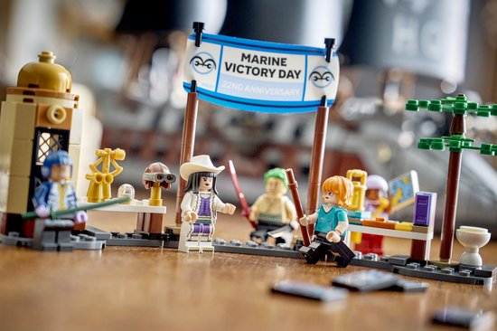 LEGO minifiguren en details van Garp's Marine Battleship op een houten oppervlak.
