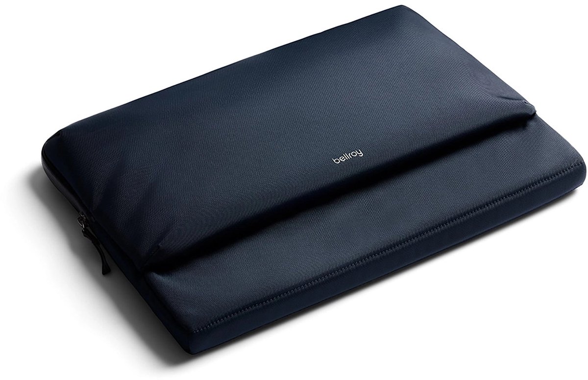 Bellroy Caddy Sleeve MacBook Pro/Air/Neo 13/14 – 255 × 330 × 25 mm Afmetingen – Beschikbaar in Vier Kleuren – Gemaakt van 90% Gerecycled Polyester - Blauw