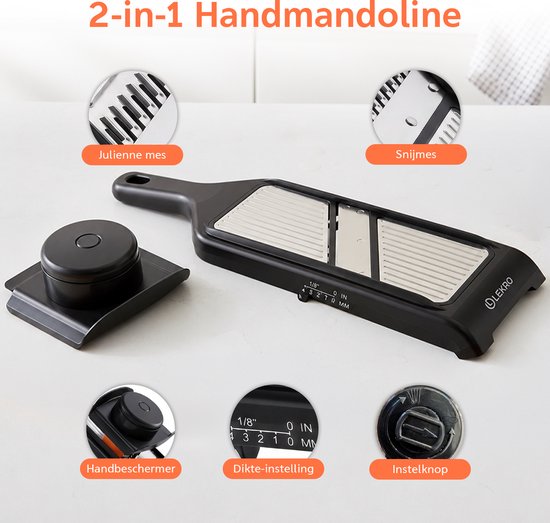 Zwarte 2-in-1 mandoline snijder met julienne mes, snijmes, handbeschermer, dikte-instelling en instelknop.