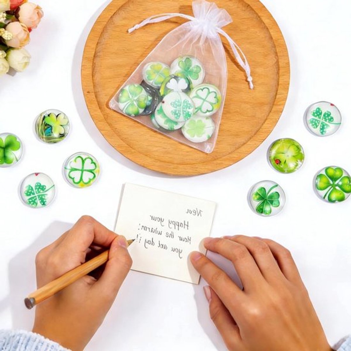 Set van 24 Geluksamulet Klavertjes en Gelukstenen voor Kinderen met Organza Tas en Cadeaupennen, Perfecte DIY Geluksgeschenken en Gastgeschenken