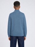 Jongen van achteren gezien met een blauwe fijngebreide coltrui van Petrol Industries en een spijkerbroek.