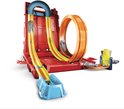 Le set Hot Wheels Track Builder avec deux voitures sur la piste, incluant des pièces de course rouges, jaunes et oranges.