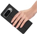 Une main tient un étui de téléphone noir avec une grande découpe pour appareil photo.