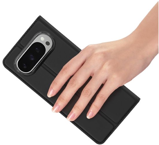 Une main tient un étui de téléphone noir avec une grande découpe pour appareil photo.