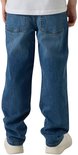 Achterkant van een losse, blauwe jeans met twee achterzakken.
