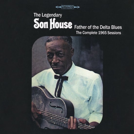 The Legendary Son House, Father of the Delta Blues, The Complete 1965 Sessions. Homme avec nœud papillon et guitare.