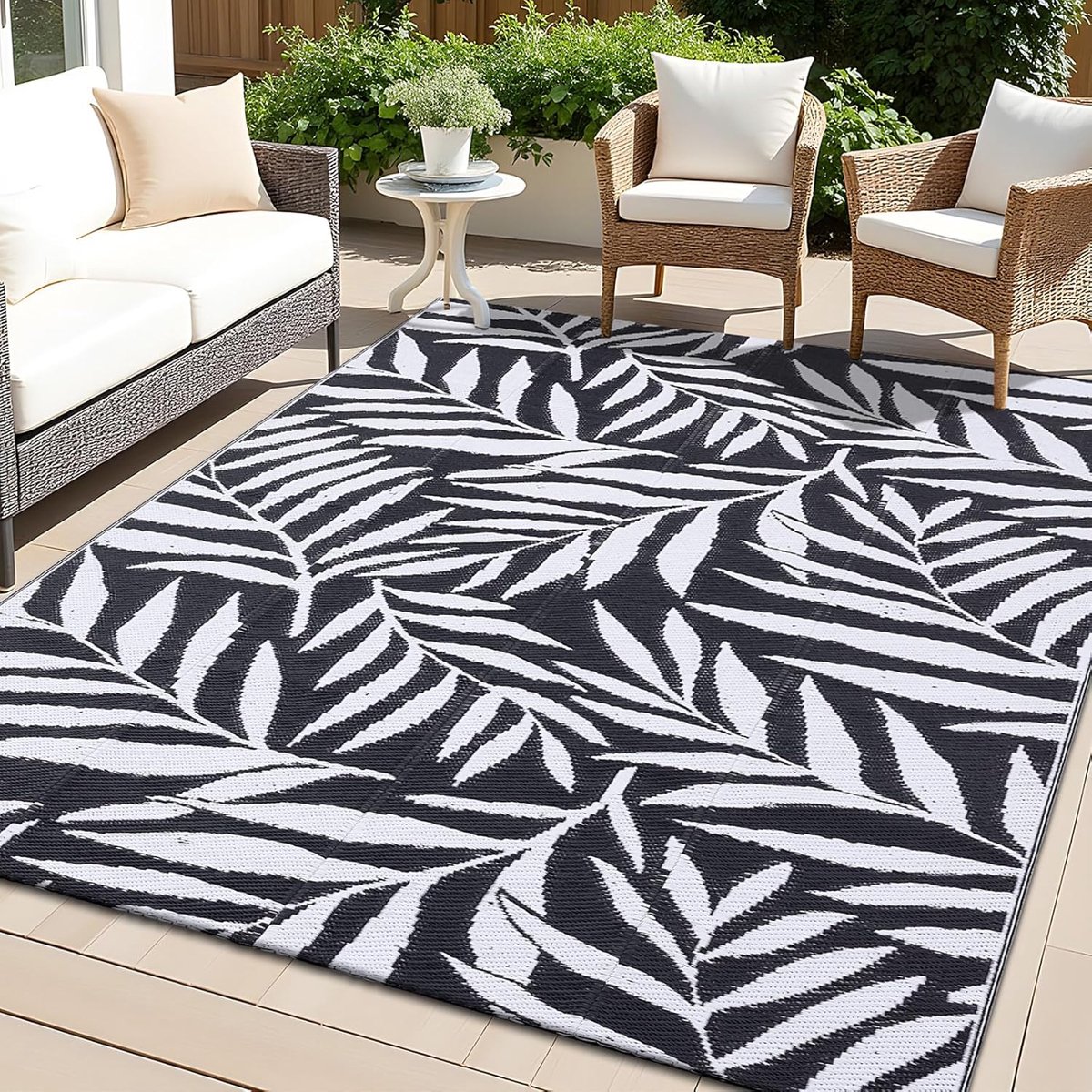 SnelShoppen - Waterproof Outdoor Rug 150x240 cm - UV-bestendig, Reversible Balkon- en Tuinmat, Zwart-Wit Bladpatroon, Perfect voor Camping en Tuinfees