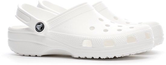 Witte Crocs Clogs met draagbare band en perforaties, met Crocs logo.