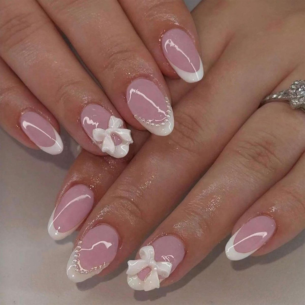 SnelShoppen - Press On Nails - 24 Stuks French Tip Nagels met Pareldesign - Ovale Korte Plaknagels - Herbruikbare Acrylnagels voor Dames - Nude Roze v