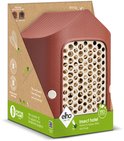 Verpakking van een insectenhotel, roodbruin van kleur, met illustraties van insecten.