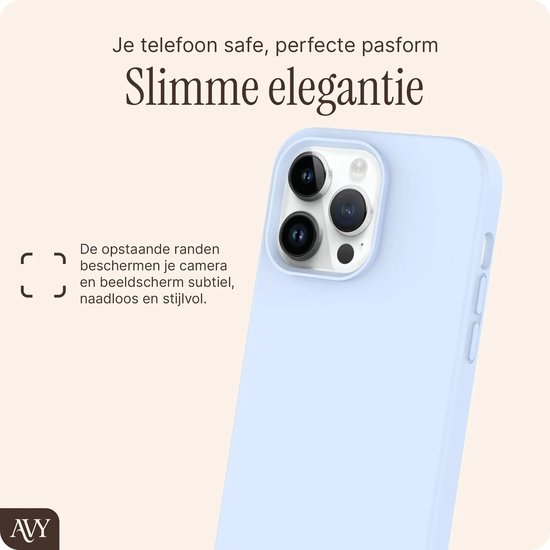 Lichtblauwe telefoonhoes op een iPhone 13 Pro met verhoogde randen rond de camera.