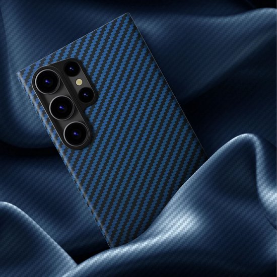 Blauw Neket Fiber telefoonhoesje met zwart rasterpatroon, rustend op blauwe stof.