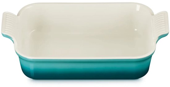 Le Creuset ovenschaal in Bleu Rivière, met witte binnenkant en lichte handvatten.