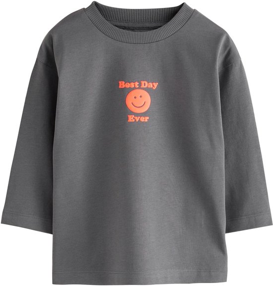 Grijs T-shirt met een oranje smiley en de tekst 'Best Day Ever'.