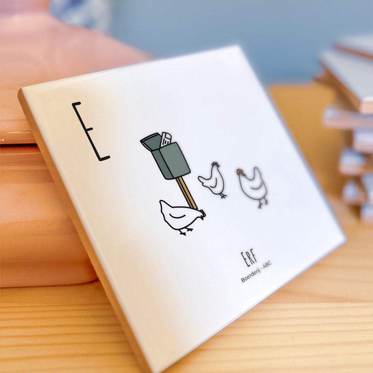 Erf - ABC tegeltje Boerderij - Keramiek met Handgetekende Illustratie - Wanddecoratie - Woondecoratie - Relatiegeschenk - Souvenir - 10,8 x 10,8 cm
