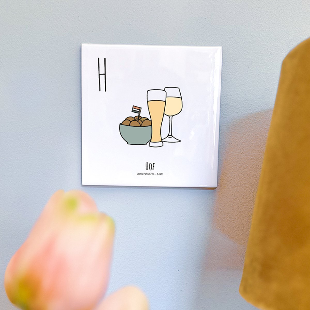 Hof - ABC tegeltje Amersfoort - Keramiek met Handgetekende Illustratie - Wanddecoratie - Woondecoratie - Relatiegeschenk - Souvenir - 10,8 x 10,8 cm