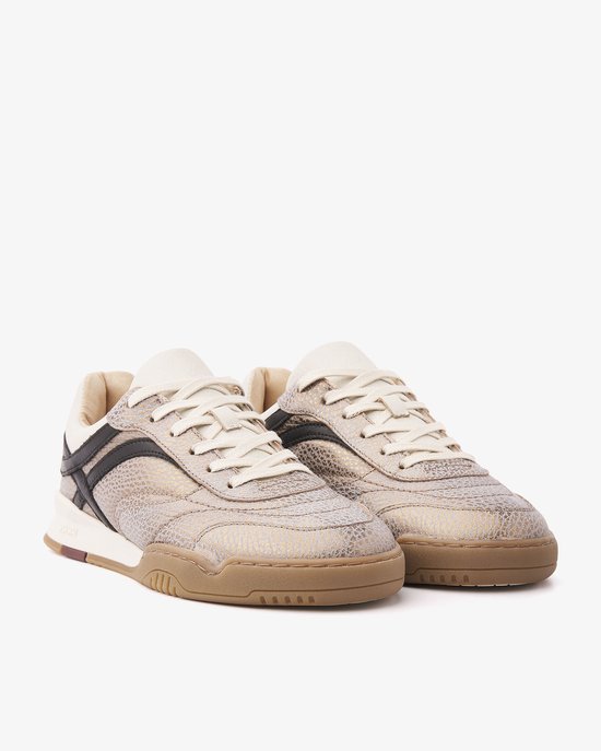 Vooraanzicht van goudkleurige sneakers met reptielenprint, beige veters en zwarte accenten.