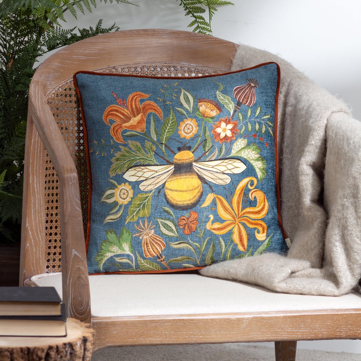 Omgoods - Chenille Sierkussen met Bijenprint en Veren Vulling Petrol 43x43cm