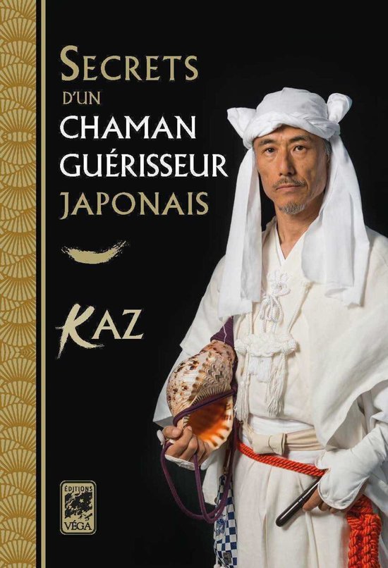 Un chaman japonais porte un bandeau blanc, des vêtements blancs et tient un coquillage.