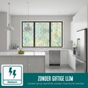 Moderne keuken met eiland en glimmende raamfolie met mozaïek. Tekst 'Zonder giftige lijm'.